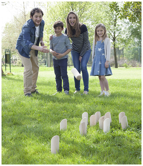 Family enjoying a game of Mlkky