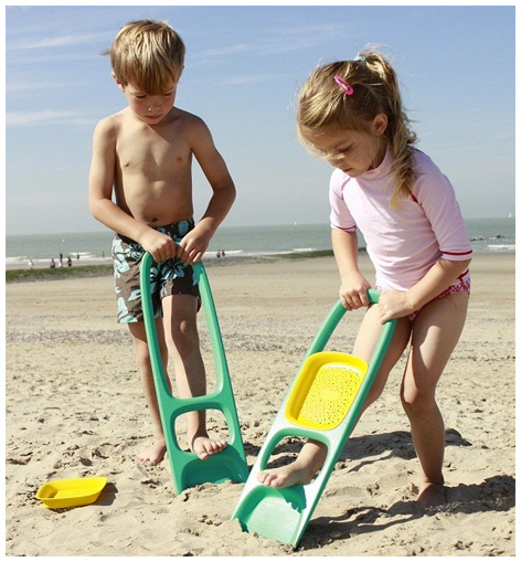 Boy and girl playing with their Scoopi toys